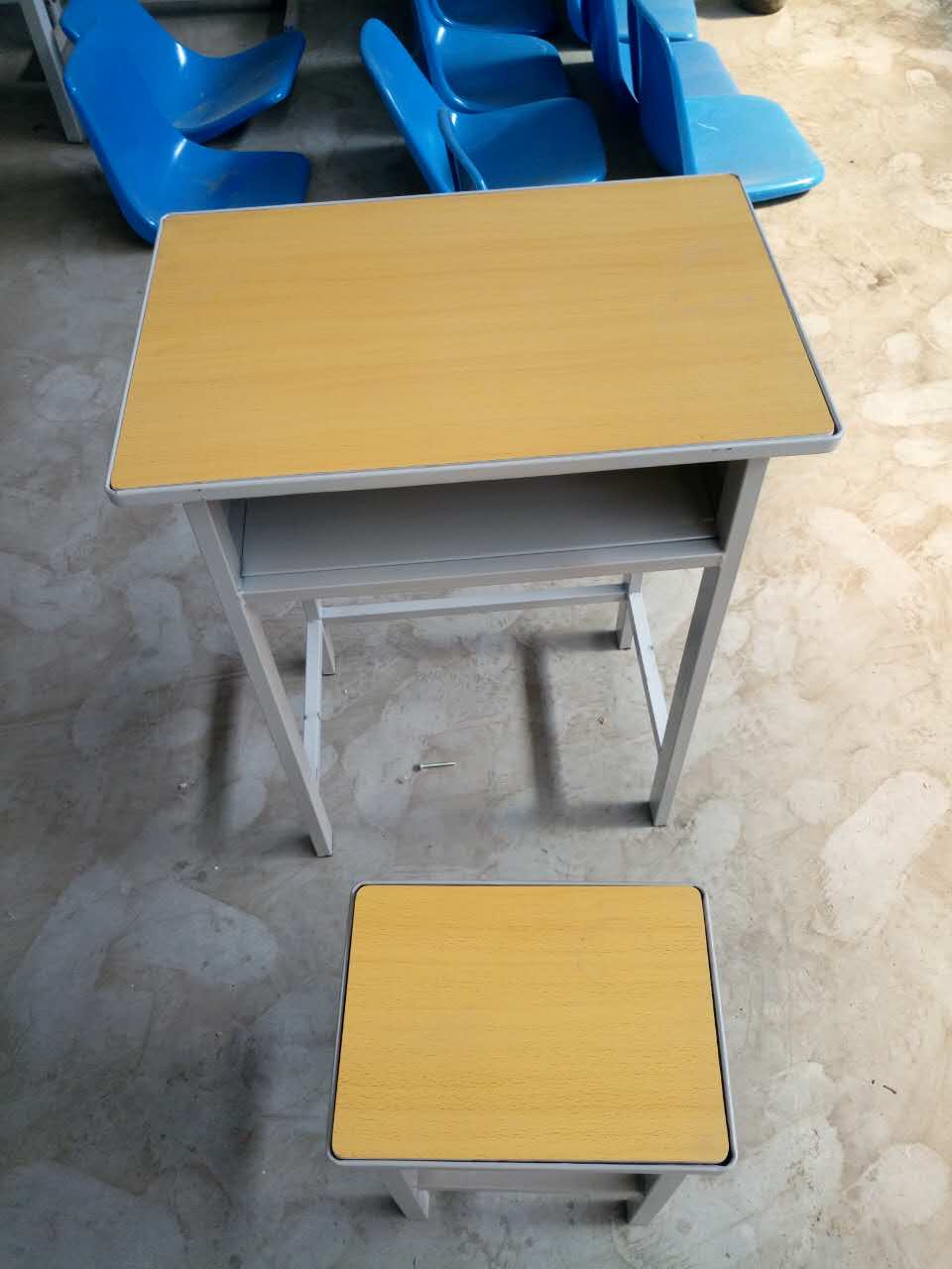 钢制课桌椅